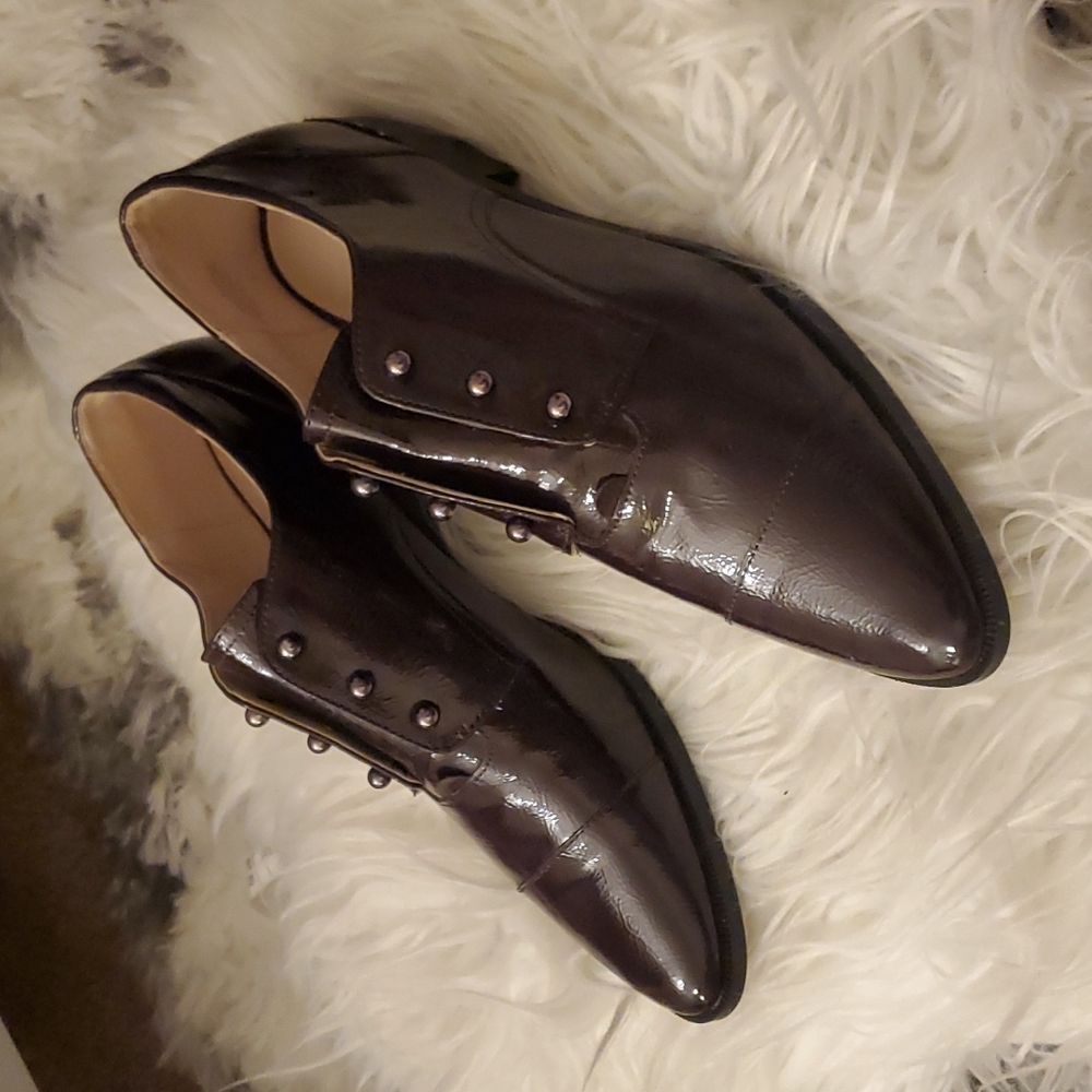 Nine  dark  brown  shiny ponty cap toes.